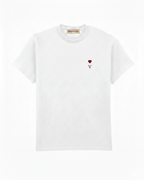 Camiseta blanca unisex personalizada con inicial y mini corazón bordado en el pecho izquierdo