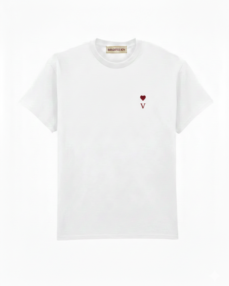 Camiseta blanca unisex personalizada con inicial y mini corazón bordado en el pecho izquierdo