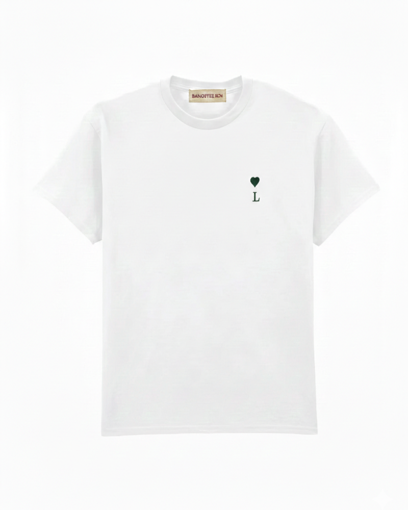 Camiseta blanca unisex personalizada con inicial y mini corazón bordado en el pecho izquierdo