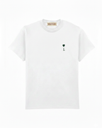 Camiseta blanca unisex personalizada con inicial y mini corazón bordado en el pecho izquierdo