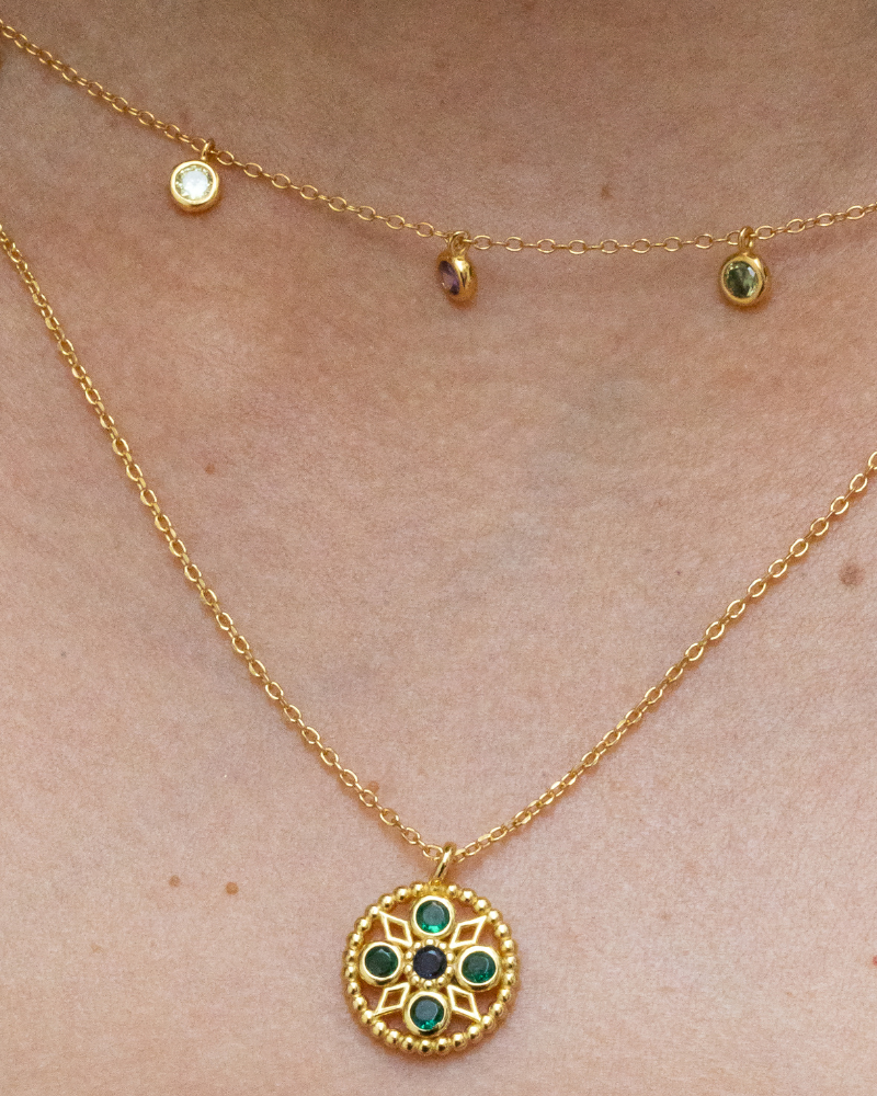 collar Mumbai medallon dorado con piedras verdes y azul mujer