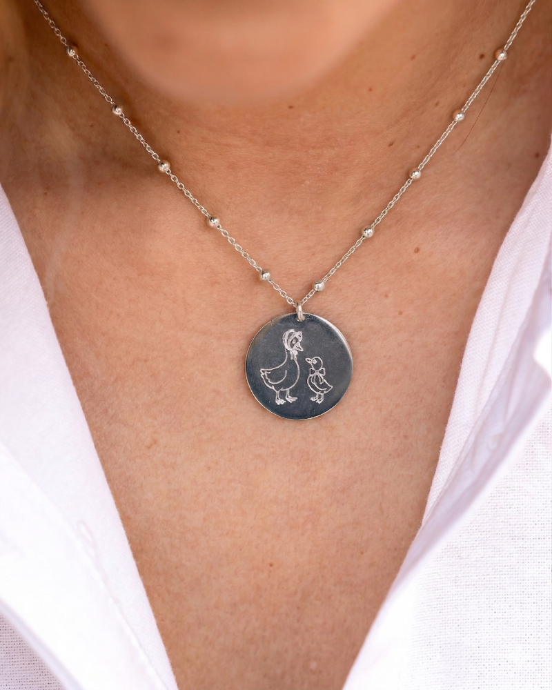 collar grabado mamá pato y patito bebé detalle