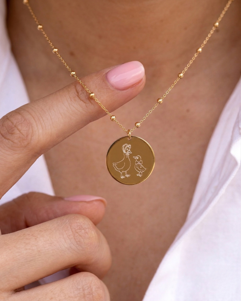 Collar grabado Mamá pato con patito Gold