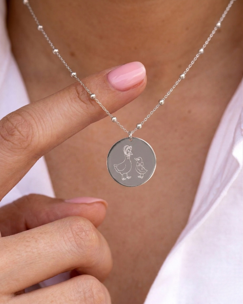 collar grabado mama pato y patito bebé detalle modelo