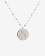 collar cadena de bolitas con plaquita grabado pato madre y patito bebé con lazo en plata de Ley