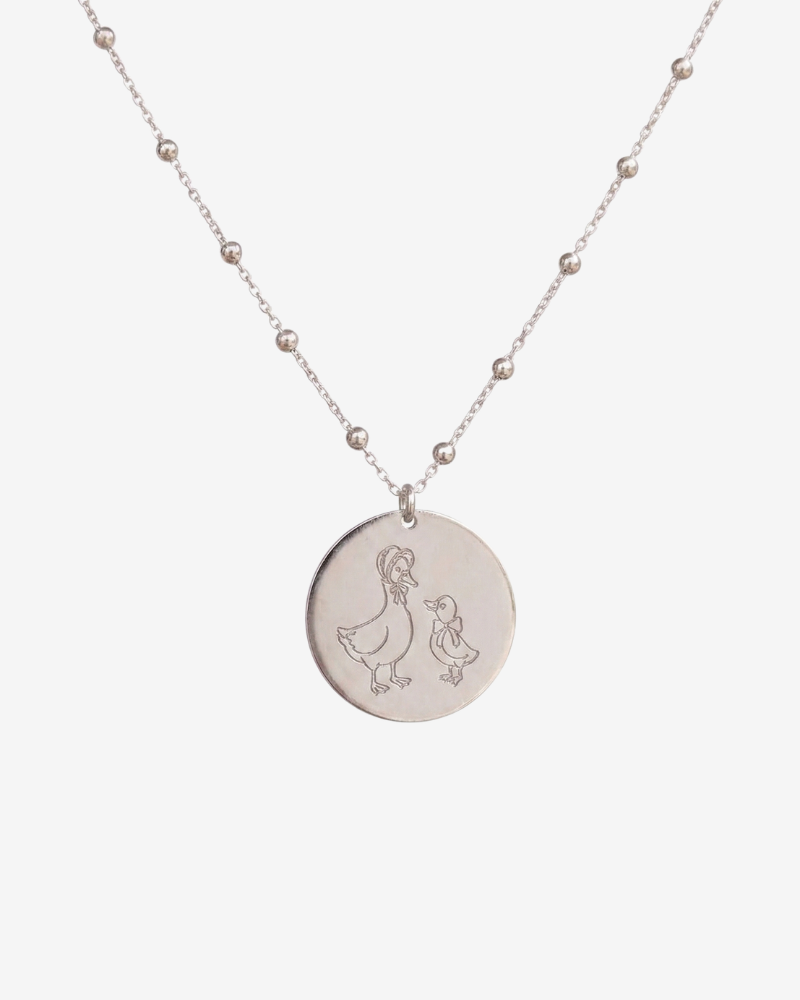 collar cadena de bolitas con plaquita grabado pato madre y patito bebé con lazo en plata de Ley