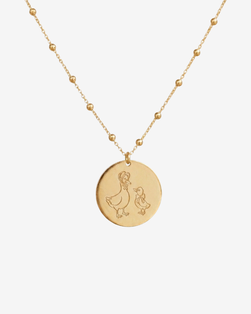 cadea de bolitas con placa con pato mama y bebé grabados en plata bañada en Oro de 18kt