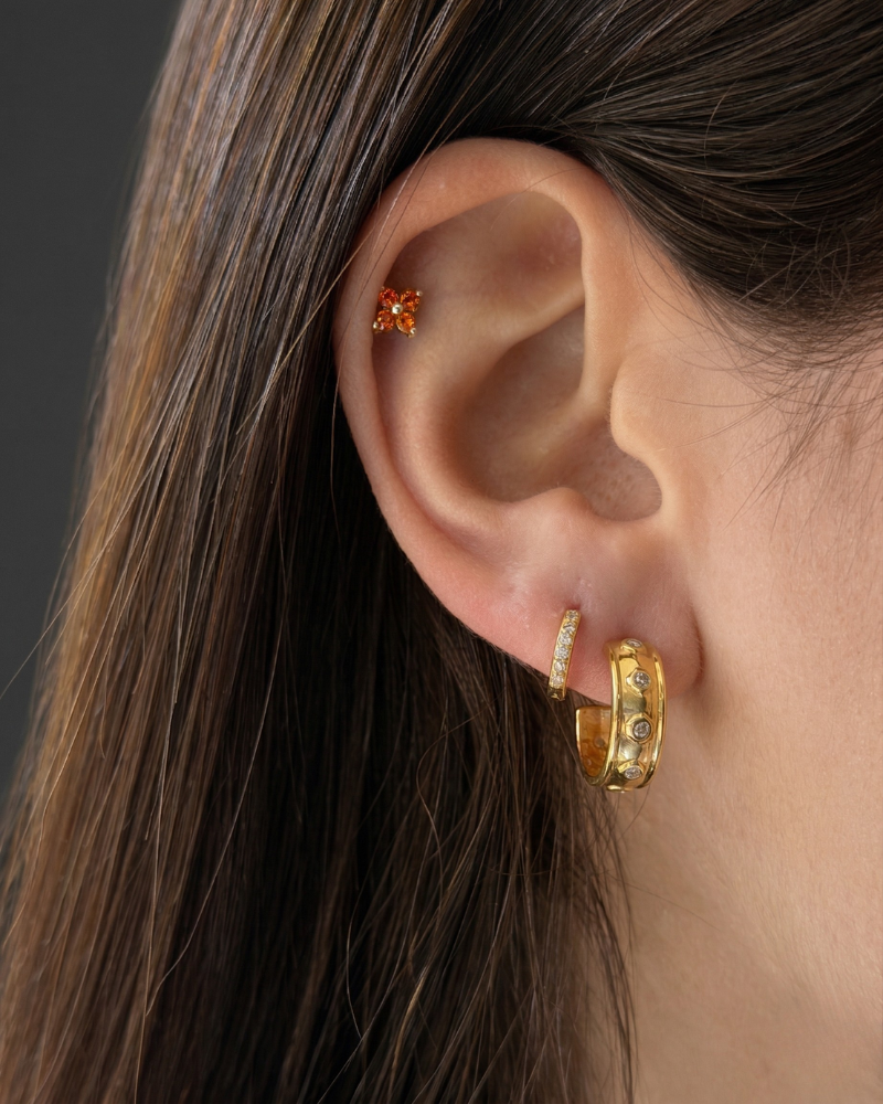 combinación de pendientes aros con circonitas blancas en modelo