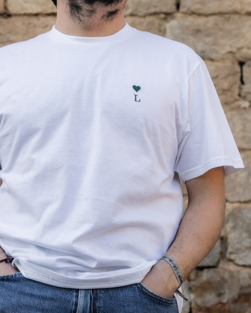 Detalle del corazón y la inicial bordados en el pecho izquierdo de camiseta personalizada