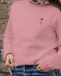 Detalle del corazón y la inicial bordados en el pecho izquierdo de sudadera personalizada
