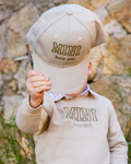 detalle bordado gorra personalizada beige niño mini
