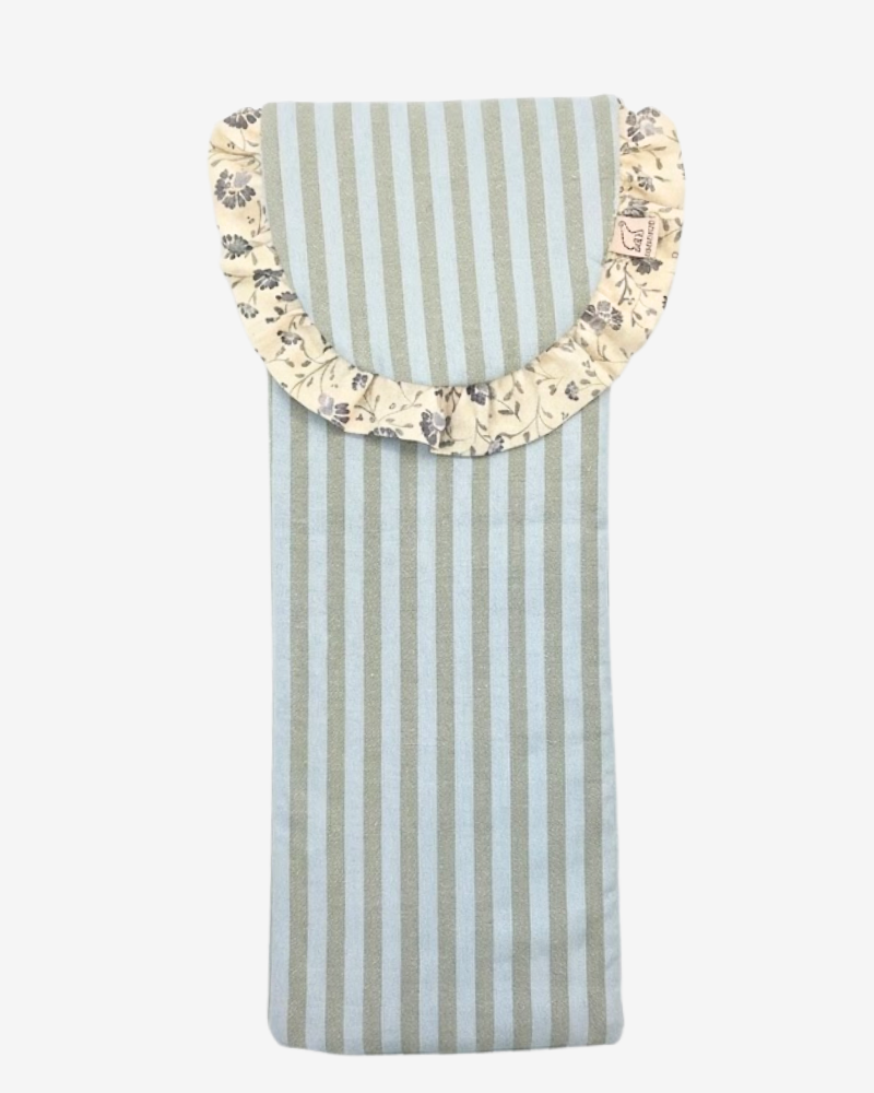 Funda para plancha de pelo en rayas azul cielo y caqui con volante de flores en la solapa. Cierra con velcro. BanoffeeBCN