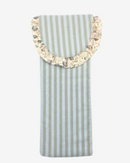 Funda para plancha de pelo en rayas azul cielo y caqui con volante de flores en la solapa. Cierra con velcro. BanoffeeBCN