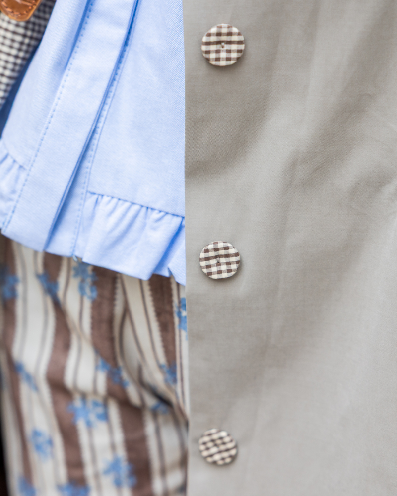 Gabardina copenhagen color beige detalles botones vichy marrón