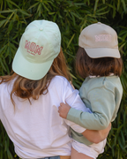 Gorra personalizada MOM letras gruesas granate