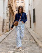 Look completo Jeans Julieta Blue combinado con jersey trenzado mujer