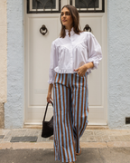 mujer con jeans julieta green combinados en look casual moderno