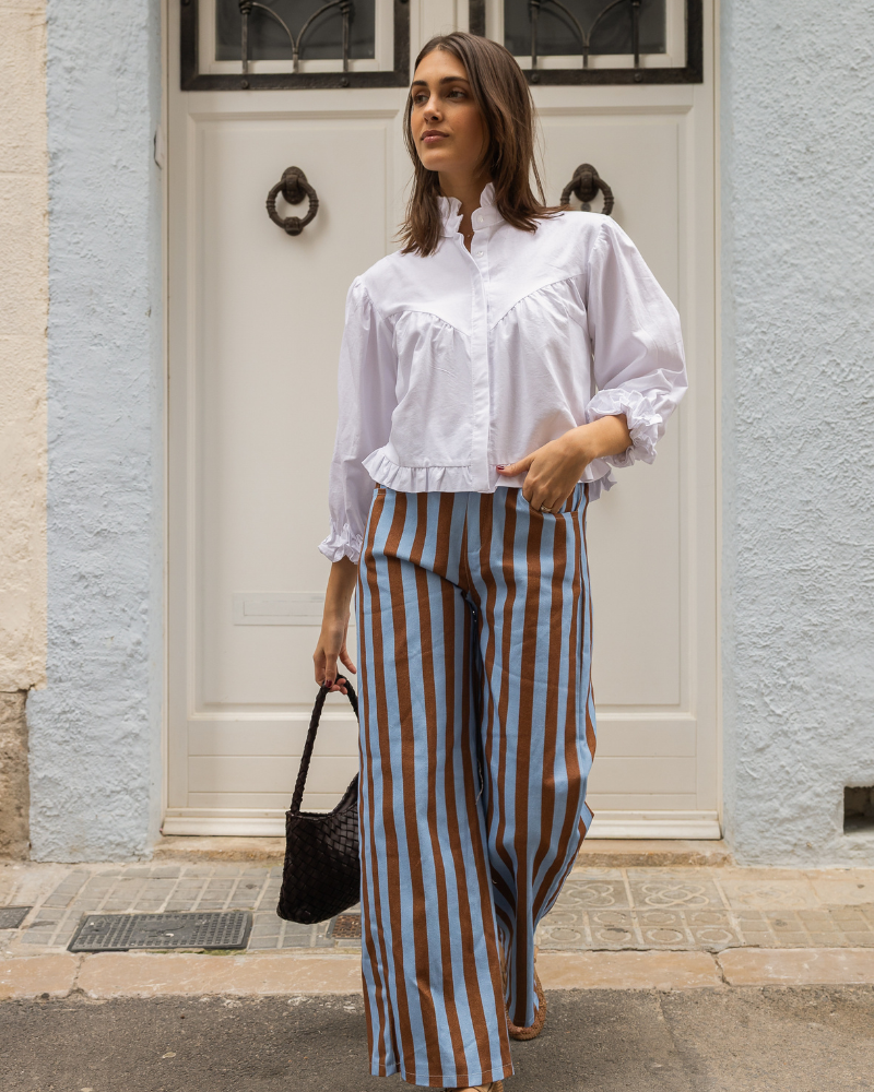 mujer con jeans julieta green combinados en look casual moderno