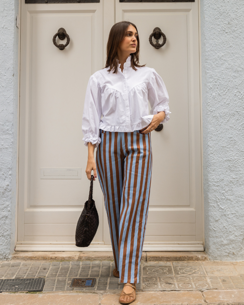 mujer con jeans olivia brown combinados en look casual moderno