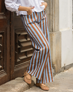 mujer con jeans olivia brown combinados en look casual moderno
