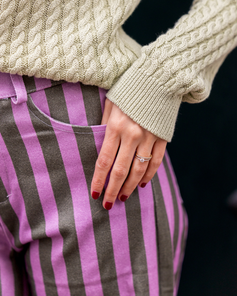 detalle rayas verdes y lilas tejido pantalon olivia green