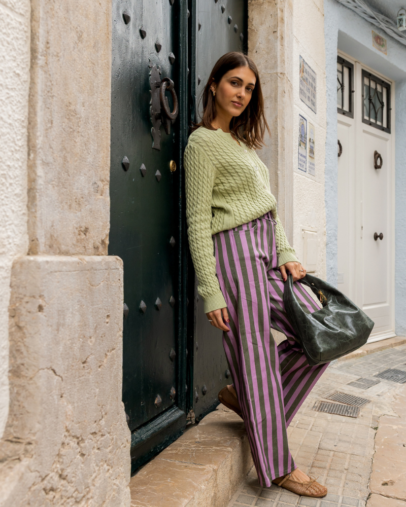 mujer con jeans olivia green combinados en look casual moderno