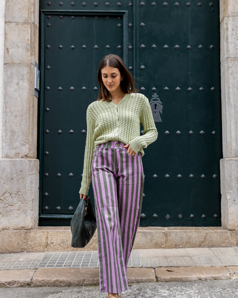 mujer con jeans olivia green combinados en look casual moderno