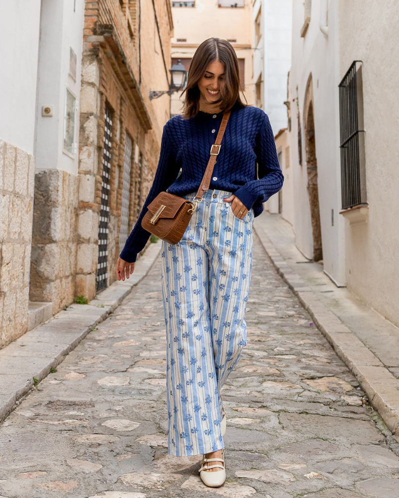 Look completo Jersey Blanca azul marino combinado con jeans
