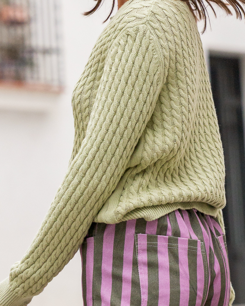 Jersey Blanca verde visto desde atrás, diseño atemporal y cómodo