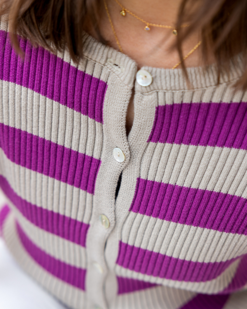 Detalle cierre frontal con botones Jersey Valentina rayas beige y fucsia