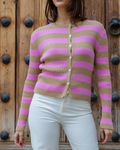 Detalle cierre frontal con botones Jersey Valentina rayas camel y rosa