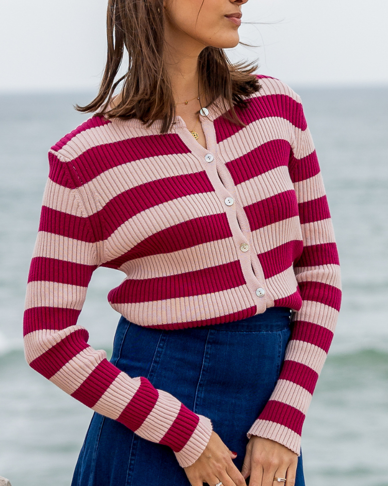 Detalle cierre frontal con botones Jersey Valentina rayas rosa y granate