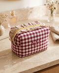neceser personalizable vichy granate con volante de flores de BanoffeeBCN