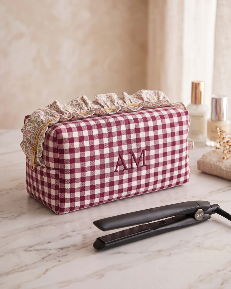 Neceser para plancha de pelo bordado iniciales AM en tejido vichy granate con volante de flores