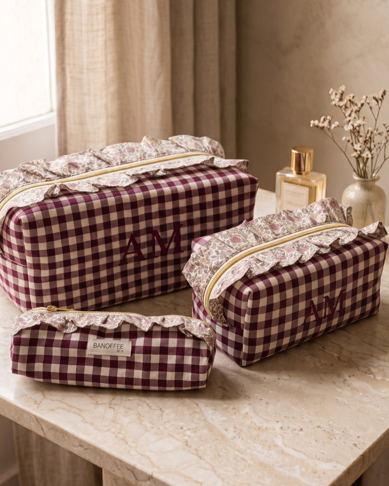 pack de estuche, neceser y neceser para plancha de pelo en vichy granate con volante en flor