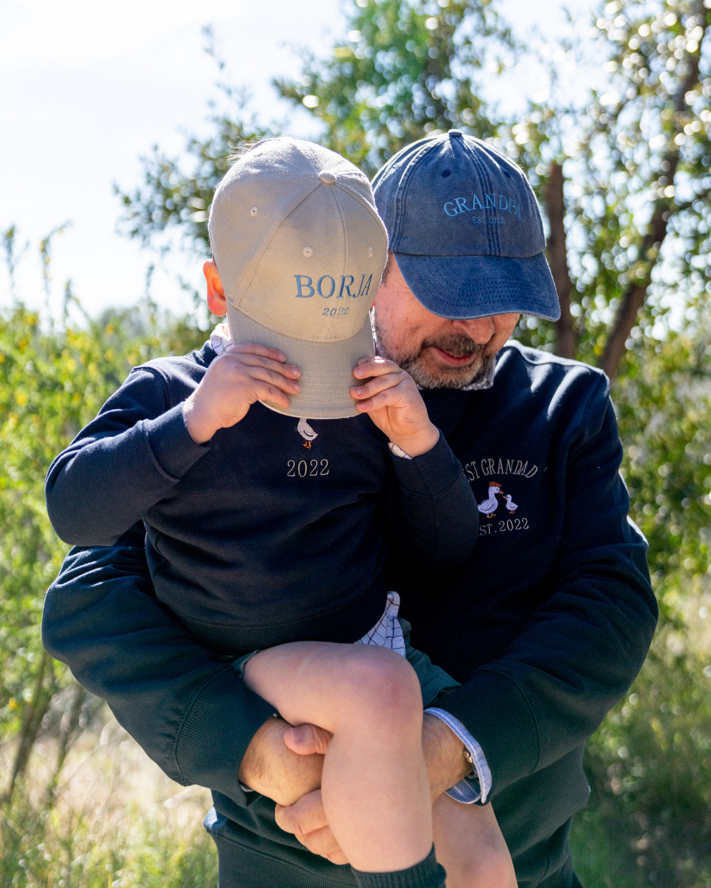Gorra personalizada dos frases granate