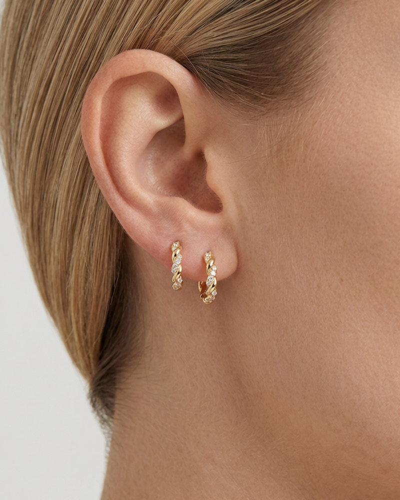 combinacion de dos pendientes de aro trenzado con circonitas blancas en plata de Ley 925 con baño en Oro
