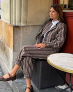 Set Balloon de Banoffee BCN: camisa y pantalón bombacho de rayas marrón y beige