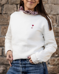 Sudadera beige de mujer personalizada con inicial y corazón bordado llevada por modelo en look casual