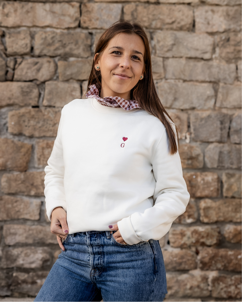 Sudadera beige de mujer personalizada con inicial y corazón bordado llevada por modelo en look casual