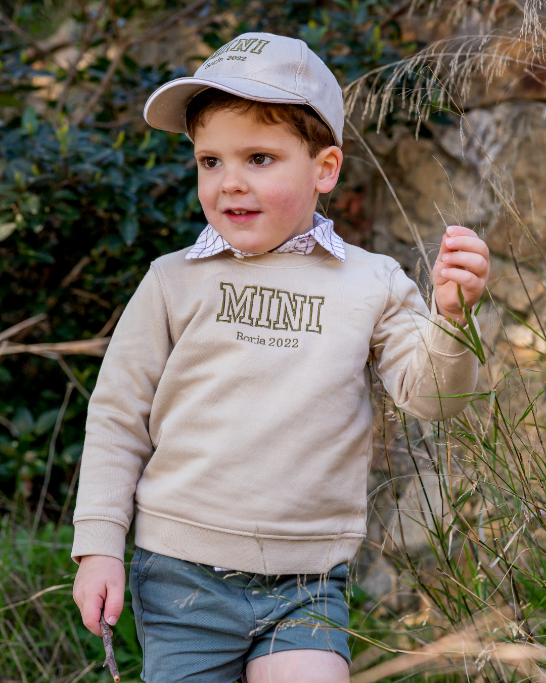 sudadera personalizada y gorra a conjunto modelo nino beige bordado mini