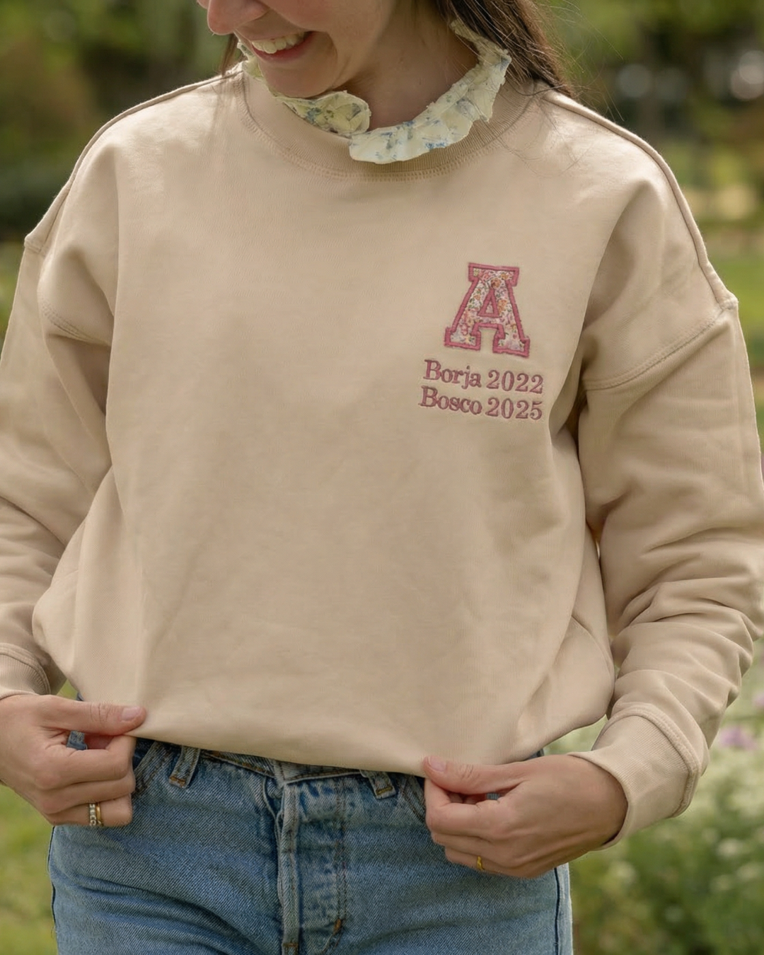 Sudadera Unisex personalizada Inicial Especial Día de la Madre beige