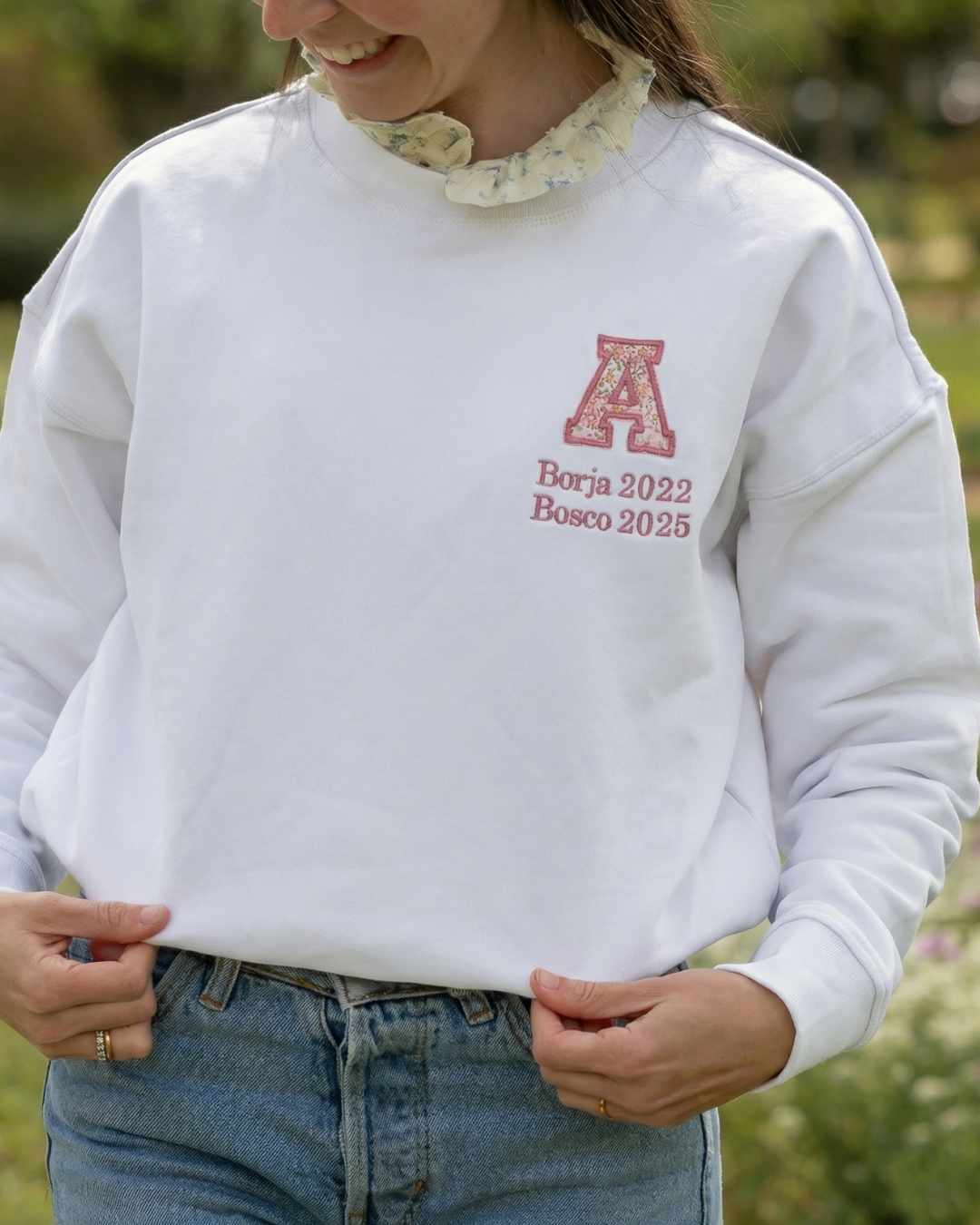 Sudadera Unisex personalizada Inicial Especial Día de la Madre blanco