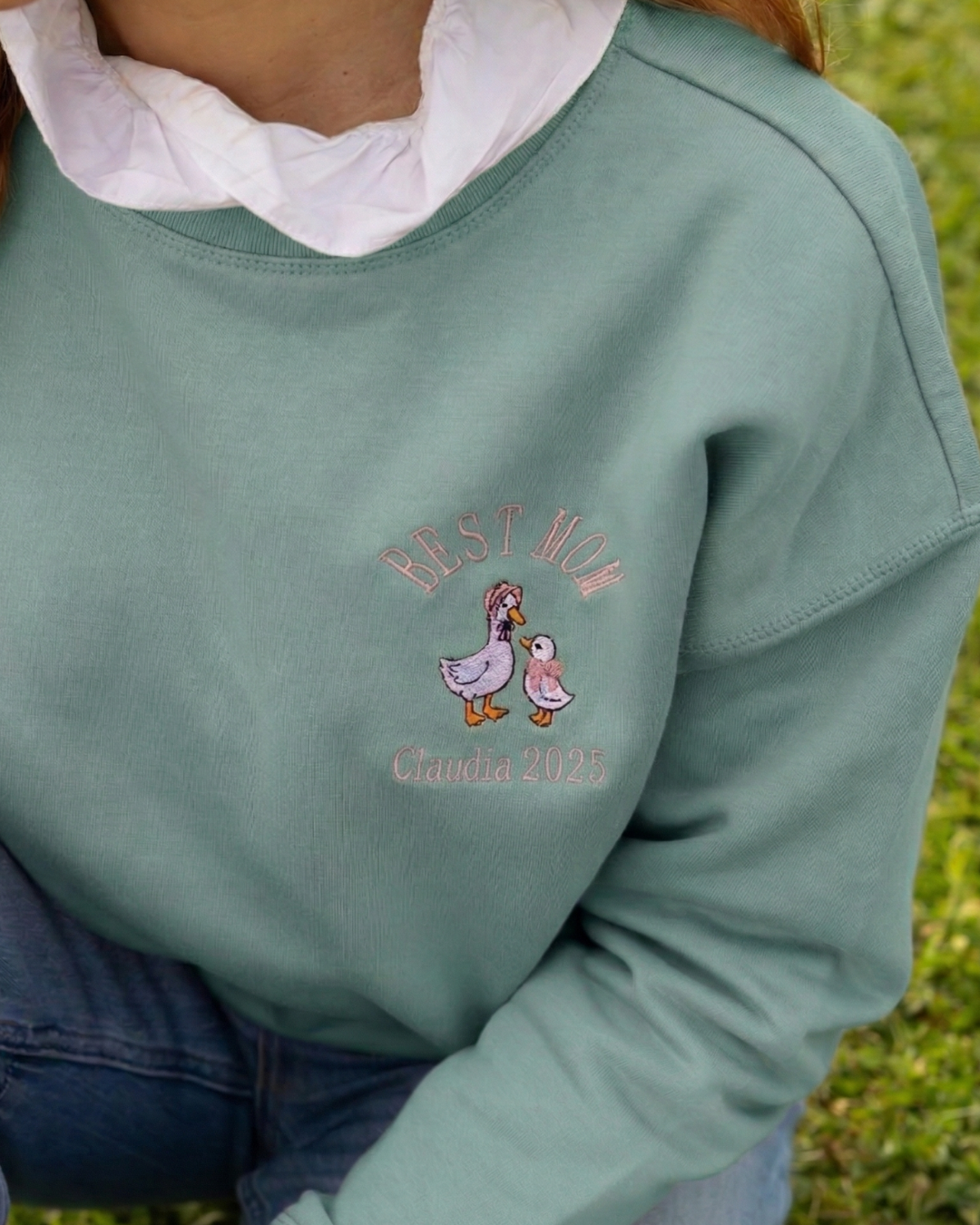 sudadera personalizada verde mint dibujo gansos mamá y bebé en modelo