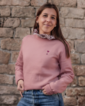 Sudadera rosa empolvado de mujer personalizada con inicial y corazón bordado llevada por modelo en look casual