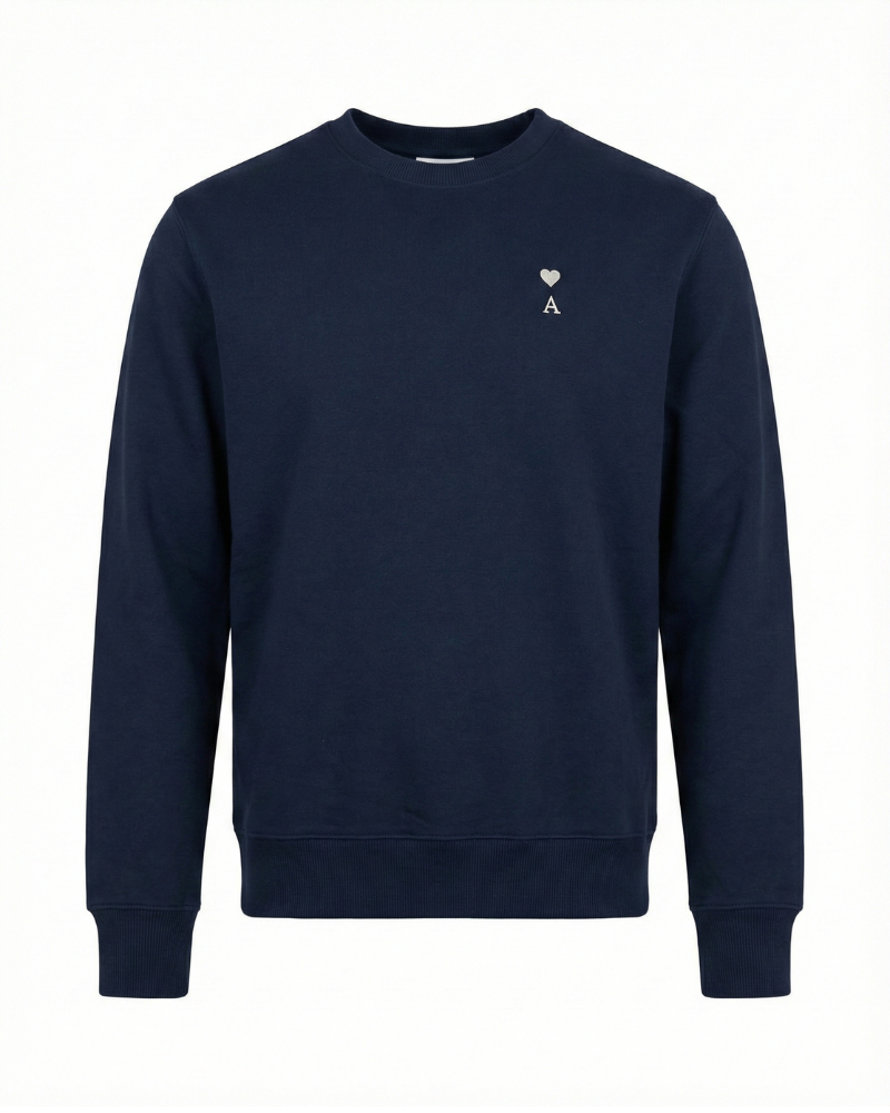 Sudadera azul marino unisex vista frontal, con inicial bordada y corazón en pecho izquierdo