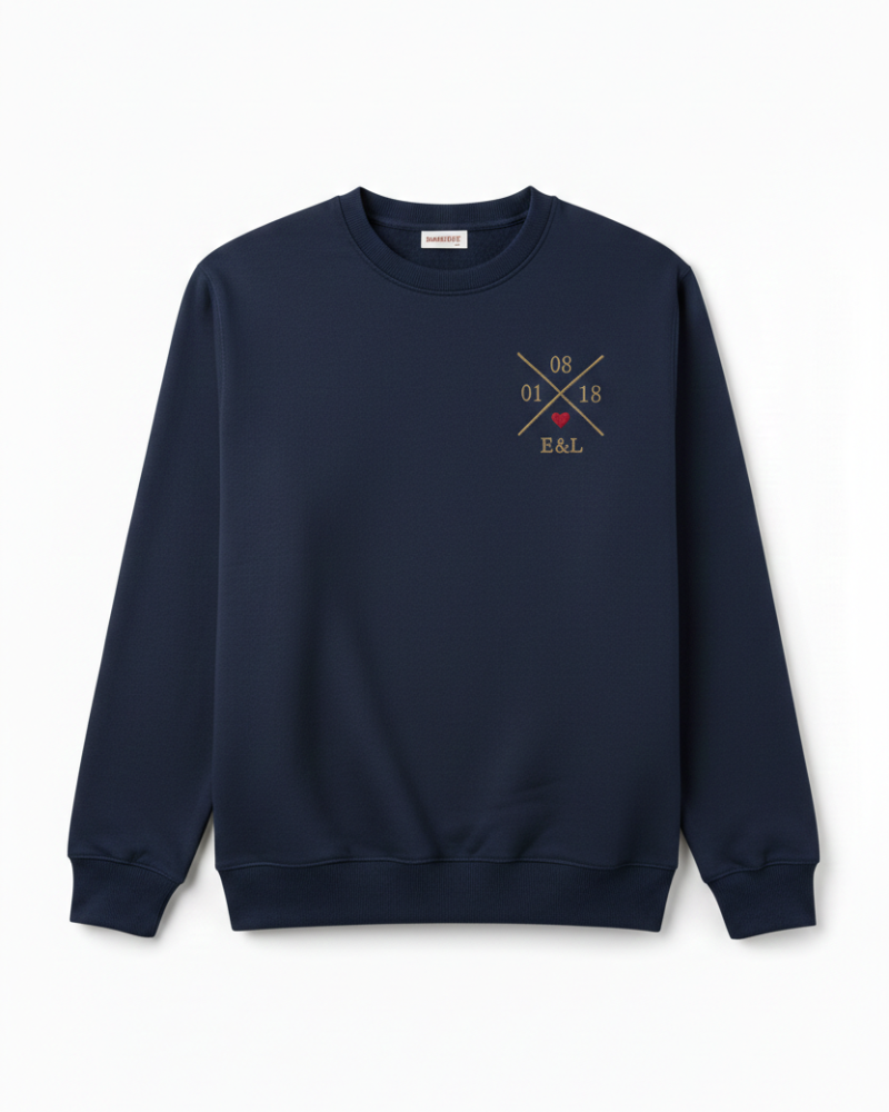 Sudadera azul marino unisex bordada con letra X y corazón granate.