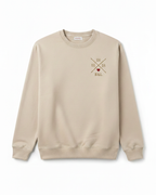 Sudadera beige unisex vista frontal, con X bordada personalizada y corazón granate en pecho izquierdo