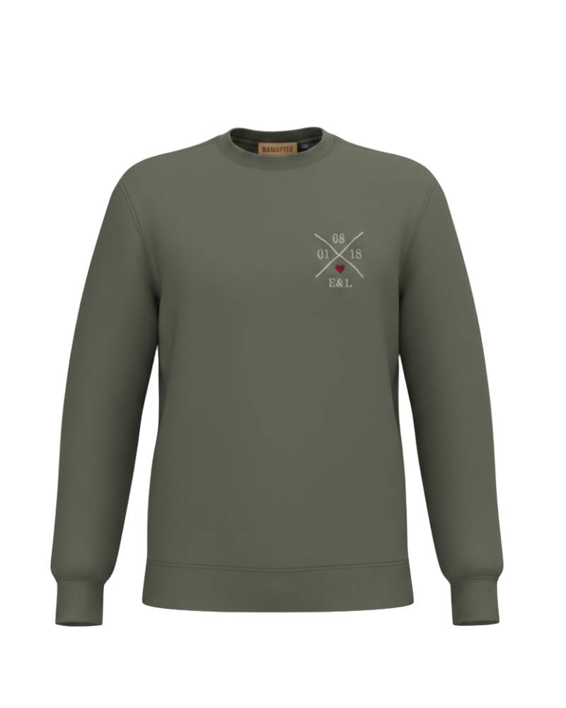 Sudadera verde caqui unisex vista frontal, con bordadao X personalizable y corazón granate en pecho izquierdo