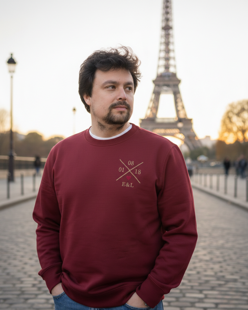 Modelo vistiendo sudadera granate unisex, vista frontal, personalizada y corazón granate bordado en pecho izquierdo